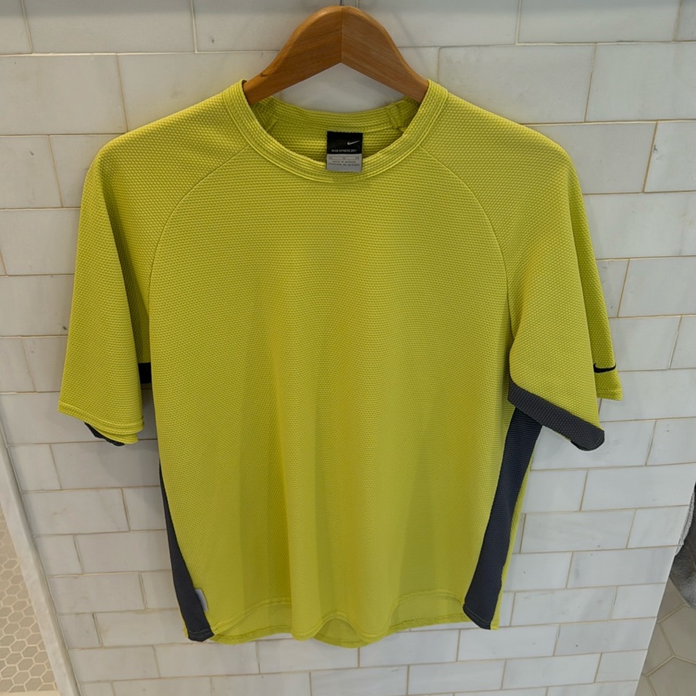 Men’s textured Nike shirt